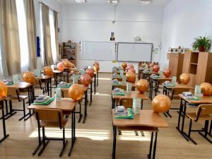 Read more about the article Și anul acesta, elevii din Răzvad vor găsi pe bănci tradiționalul pachet cu rechizite