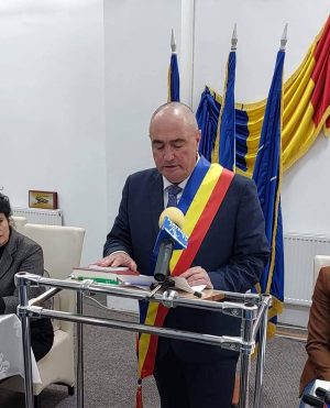 Read more about the article Gabriel Sandu a depus, astăzi, jurământul pentru al cincilea mandat de primar al comunei Voinești