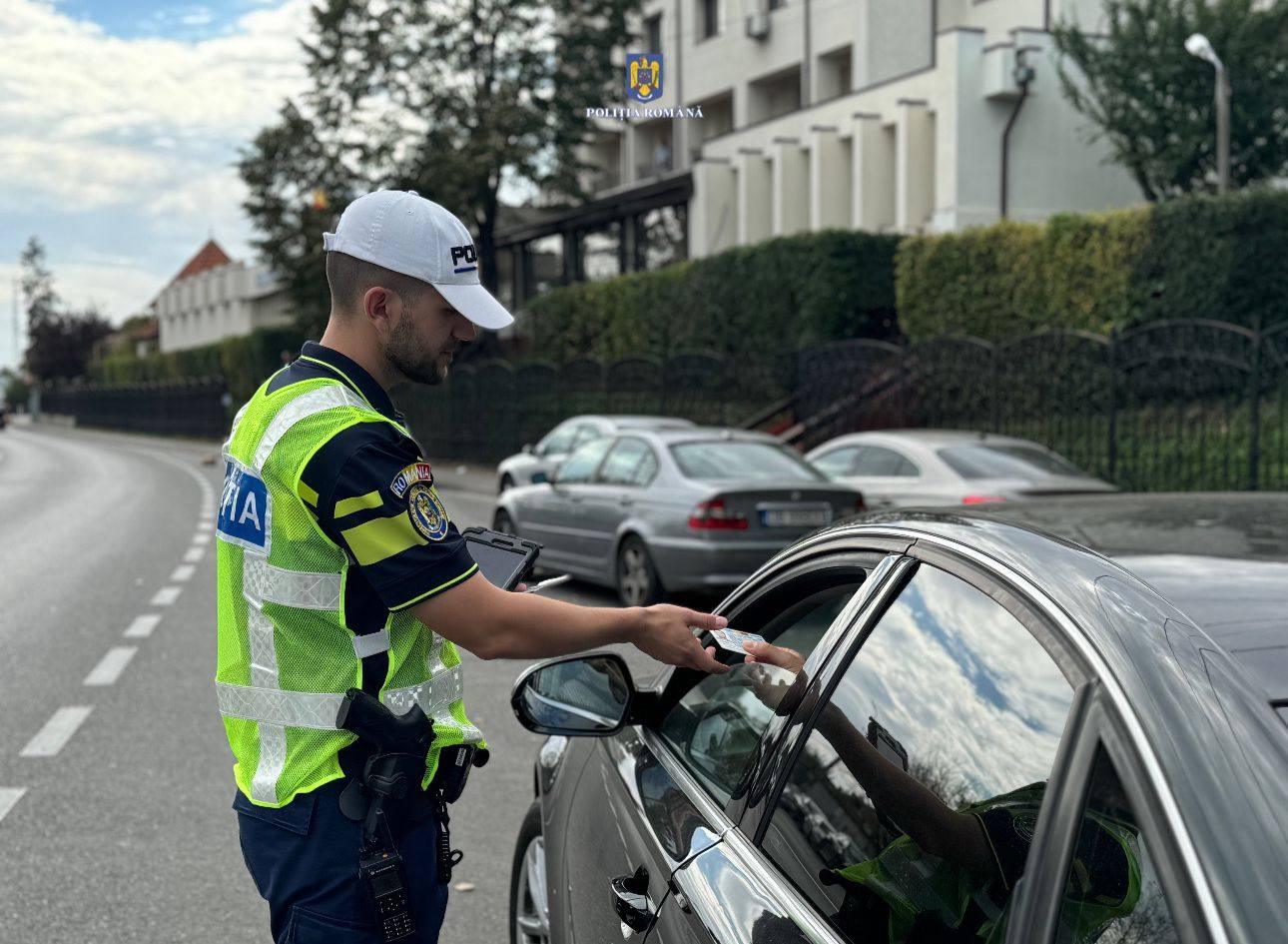 You are currently viewing „Focus on the road”, acțiune a polițiștilor rutieri în Târgoviște, soldată cu peste 190 de sancțiuni contravenționale!