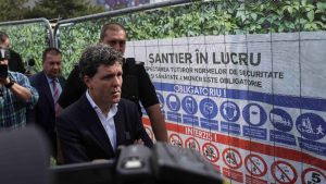 Read more about the article Situație incredibilă în București: Nicușor Dan intră cu buldozerele să dărâme gardurile de la PLANȘEUL UNIRII