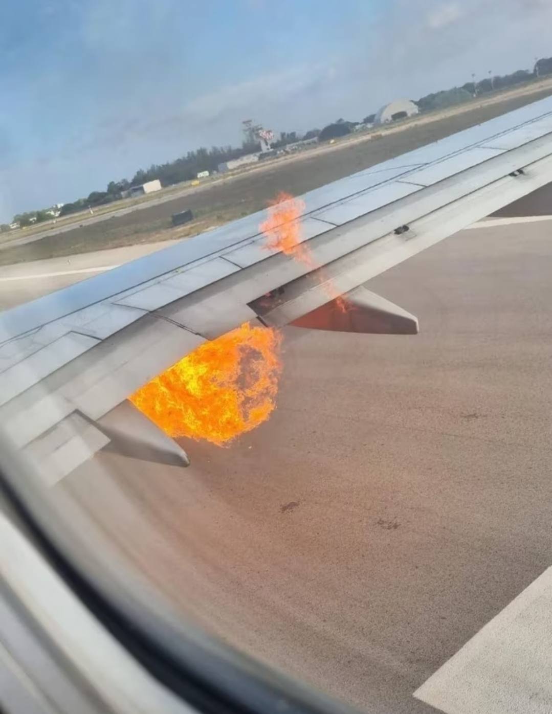 You are currently viewing Italia: Motorul unui avion Ryanair a luat foc înainte de decolare