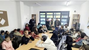 Read more about the article „Ora de civilizație” cu jandarmii dâmbovițeni la Școala Gimnazială Specială Târgoviște