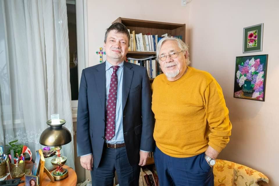 You are currently viewing Astăzi, la Avangarda, o emisiune cu cântec și poezie, alături de invitatul Silviu Cioiu