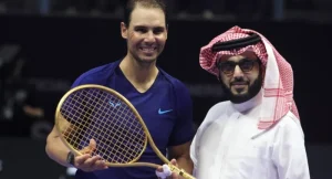 Read more about the article Rafael Nadal, premiat de arabi cu o rachetă făcută din 3 kilograme de aur