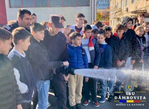 Read more about the article Peste 300 de elevi ai Școlii Gimnaziale „Vasile Cîrlova” au vizitat, astăzi, sediul ISU Dâmbovița