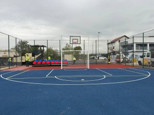 Read more about the article Până la finalul săptămânii, se vor termina lucrările la terenul de sport multifuncțional din Cartierul Sagricom