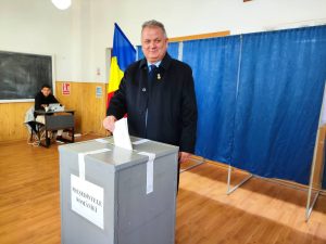 Read more about the article Vicepreședintele Senatului, Virgil Guran a votat, astăzi, la Aninoasa, „pentru stabilitate, liniște și pentru o țară care să fie în siguranță”