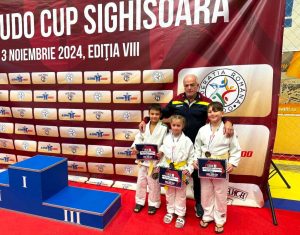Read more about the article Cei mai mici judocani de la CS Târgoviște, de trei ori pe podium la Cupa „Judo Kids”. Maia Ivan, medaliată cu aur