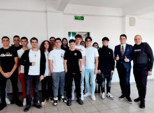 Read more about the article Activități preventiv-educative alături de jandarmii dâmboviţeni 