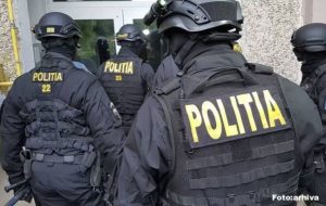 Read more about the article VIDEO: Polițiștii specializați în investigații criminale, sub coordonarea procurorului de caz, au documentat activitatea infracțională a unei femei cercetate pentru înșelăciune