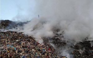 Read more about the article Flăcări și fum puternic la groapa de gunoi din Aninoasa. Pompierii au intervenit!