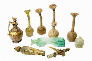 Read more about the article PROIECTUL EXPOZIȚIONAL „COMORI ÎN OBIECTIV” PREZINTĂ UN NOU OBIECT DE PATRIMONIU: POTIR DIN STICLĂ DESCOPERIT PRIN CERCETARE ARHEOLOGICĂ LA MĂNĂSTIREA „STELEA”