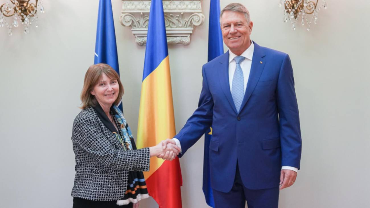 You are currently viewing Klaus Iohannis a decorat-o pe Kathleen Kavalec, Ambasadorul Statelor Unite ale Americii la Bucureşti