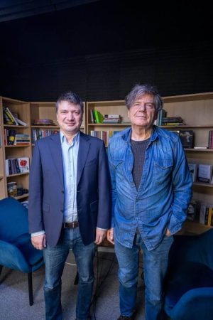 Read more about the article Regizorul, Alexander Hausvater, prieten al teatrului târgoviștean, este invitatul lui Ionuț Vulpescu, astăzi, la Avangarda