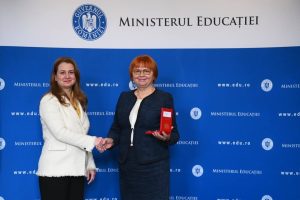 Read more about the article Doamna profesor Mirela Mihăescu, inspector la IȘJ Dâmbovița, decorată cu Ordinul „Meritul pentru Învățământ” în grad de Comandor 