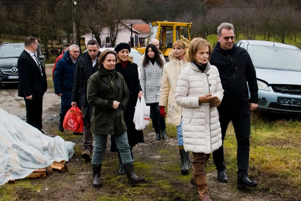 You are currently viewing Custodele Coroanei Române a oferit cadouri pentru locuitorii din Săvârșin