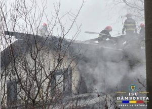 Read more about the article Casă în flăcări la Tărtășești. Pompierii au intervenit!