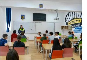 Read more about the article DÂMBOVIȚA: Activități ale polițiștilor de la Biroul Siguranță Școlară pentru promovarea unui climat optim între elevi!