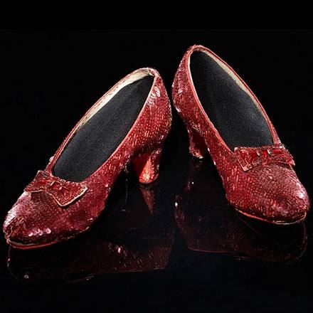 You are currently viewing Pantofii de rubin purtaţi de Judy Garland în Vrăjitorul din Oz, vânduţi cu 28 de milioane de dolari