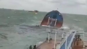 Read more about the article Un petrolier rusesc s-a scufundat în Marea Neagră, în timpul unei furtuni