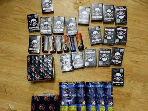 Read more about the article Bărbat surprins de jandarmii dâmbovițeni cu peste 1100 de petarde interzise la comercializare, asupra lui