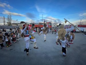 Read more about the article Spectacol de tradiții, la ISU Dâmbovița. Colindătorii ansamblului „Codruletul Găești” i-au urat, astăzi, pe pompierii dâmbovițeni