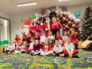 Read more about the article Moș Crăciun, primit cu bucurie de preșcolarii din Pucioasa