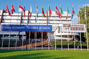 Read more about the article UE suspendă contramăsurile împotriva taxelor vamale extinse impuse de Trump