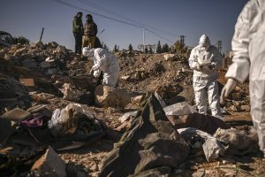 Read more about the article Peste 100.000 de cadavre, găsite într-o groapă comună din Siria