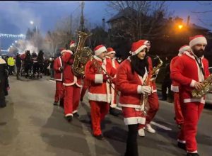 Read more about the article Moș Crăciun a ajuns, aseară, la Târgoviște. Sute de locuitori de toate vârstele l-au așteptat într-o paradă impresionantă