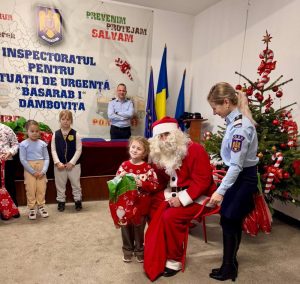 Read more about the article Moș Crăciun i-a așteptat, astăzi, pe copii, la sediul ISU Dâmbovița
