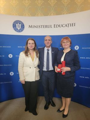 Read more about the article Inspectorul școlar dâmbovițean, Mihăescu Mirela, a primit primul grad de Comandor conferit unui cadru didactic la nivel național în anul 2024
