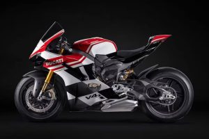 Read more about the article Spectaculosul Ducati Panigale V4 Tricolore, produs în doar 1000 de exemplare numerotate