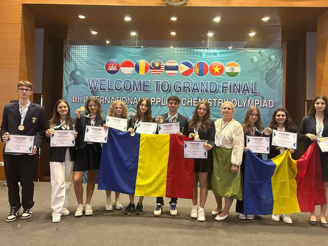 You are currently viewing Elevii români au câștigat 13 medalii de aur la Olimpiada Internațională de Chimie Aplicată din Indonezia. Părinții au suportat cheltuielile de deplasare!