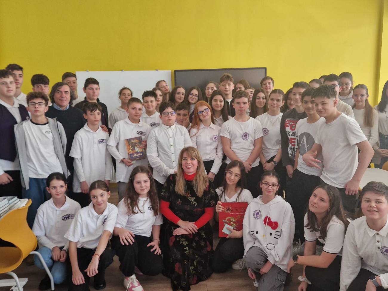 You are currently viewing Scriitorii Ioana Nicolaie și Mircea Cărtărescu, în vizită, la Școala Gimnazială „Mihai Viteazul” din Târgoviște