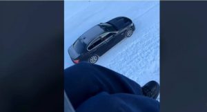 Read more about the article Un șofer a urcat cu un BMW pe pârtia de schi din Borșa