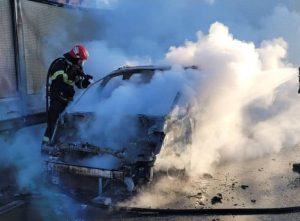 Read more about the article Un autoturism a ars ca o torță pe DN 71, pe raza orașului Răcari!