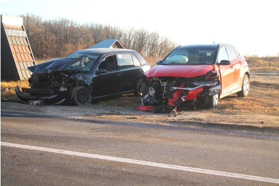 You are currently viewing Două autoturisme au intrat în coliziune, la Priseaca! Trei persoane au fost rănite!