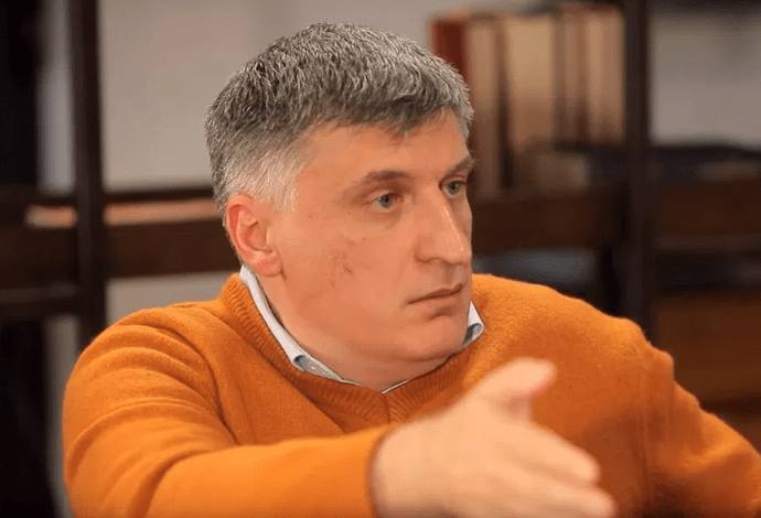 You are currently viewing Fostul ambasador și consilier prezidențial Cătălin Avramescu va candida la președinția României