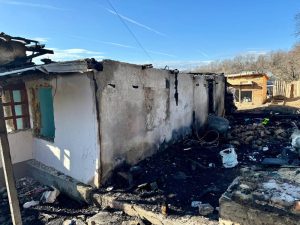 Read more about the article Comunitatea și autoritățile locale din Răzvad își unesc forțele pentru a ajuta o familie din Gorgota a cărei casă a pierit în flăcări