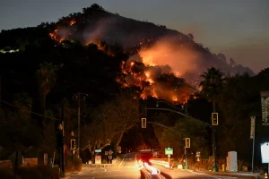 Read more about the article 16 persoane moarte în incendiile din zona Los Angeles. Consulatul României a fost evacuat