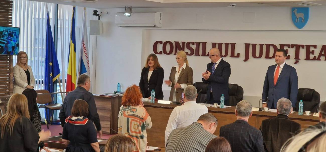 You are currently viewing Mara Nicolescu (AUR) a depus, astăzi jurământul pentru funcția de consilier județean în cadrul forumului administrativ dâmbovițean