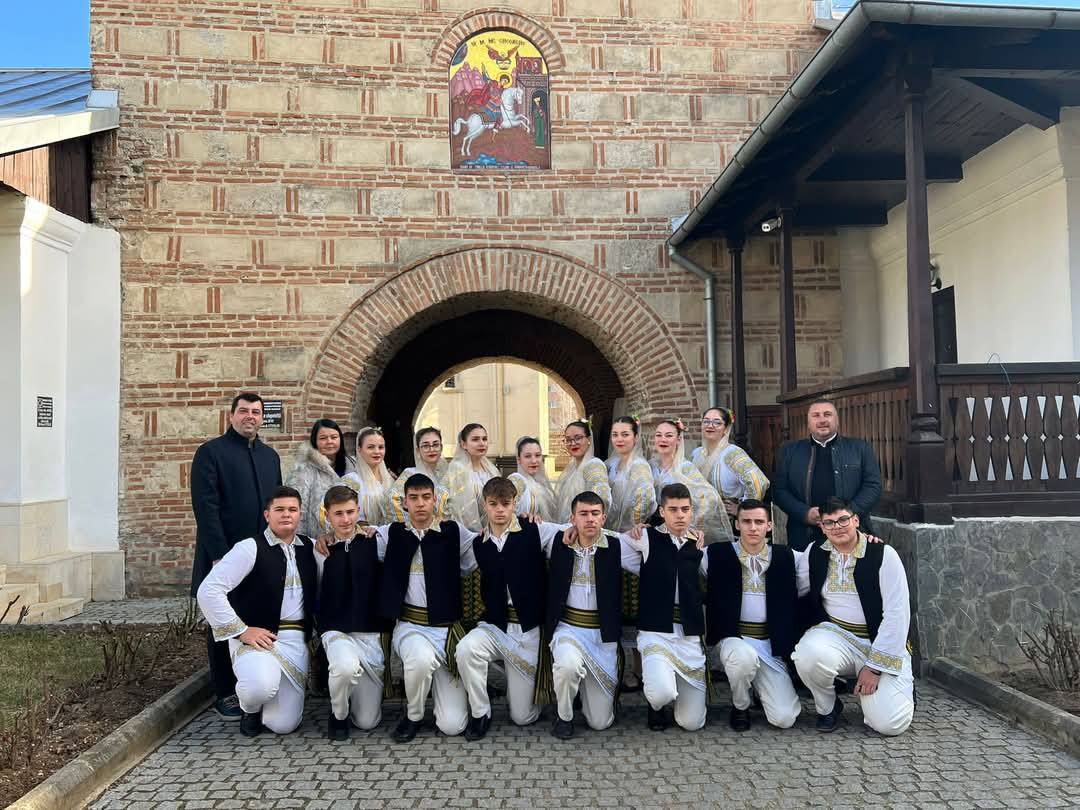 You are currently viewing Tinerii din Nucet au sărbătorit, ieri, Ziua Culturii Naționale, la Târgoviște