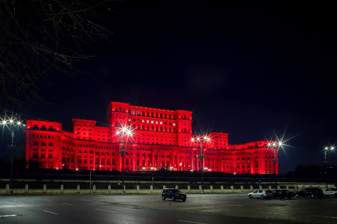 You are currently viewing Peste 100 de clădiri emblematice din întreaga țară, iluminate în roşu de ziua numărului unic de urgenţă 112
