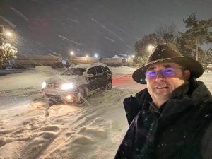Read more about the article Marius Caravețeanu: Nu este obligatoriu să folosiți “vă rugăm”, dar nici: “scoate bă, echipa, că d’aia îți dau impozit!”