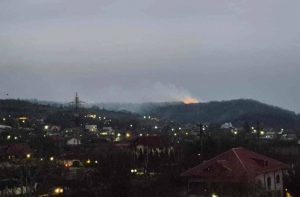 Read more about the article Incendiu puternic de vegetație pe dealurile din localitatea Valea Voievozilor