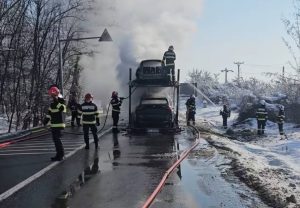 Read more about the article O platformă care transporta mai multe autoturisme pe DN 72 – I. L. Caragiale, a luat foc!