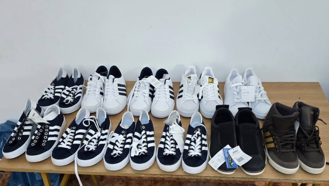 You are currently viewing Produse cu denumirea unei mărci de renume confiscate de jandarmi în Piața Bărăției din municipiul Târgoviște