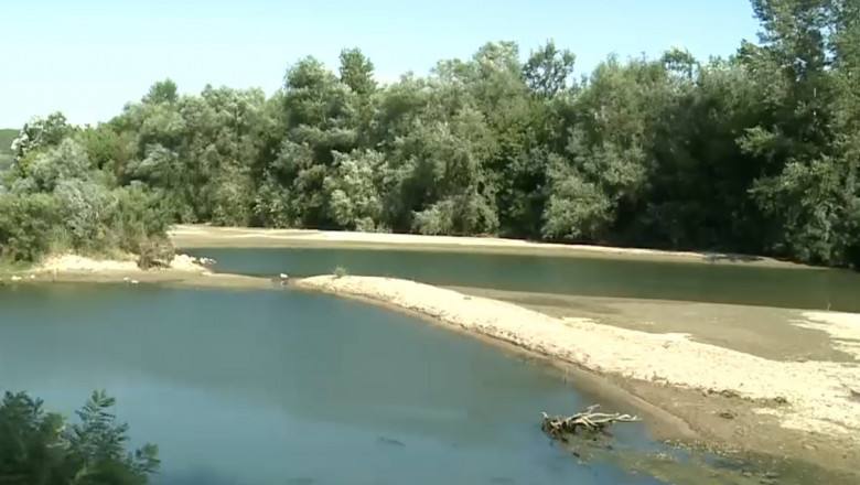 You are currently viewing Râul Jiu a secat astfel că pe alocuri poate fi trecut cu pasul de pe un mal pe celălalt