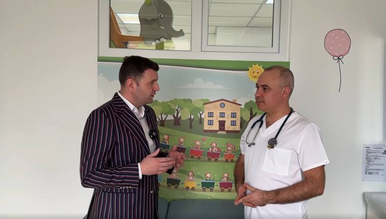 You are currently viewing Medicul Felix Georgescu va oferi consultații pediatrice gratuite, timp de patru zile, copiilor din Gura Ocniței